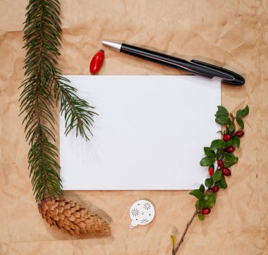 Kuru meyve, el işi kağıt, hediye kutusu, el yapımı Noel oyuncakları içeren kartpostal modeli.