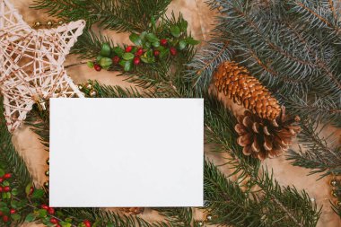 Kuru meyve, el işi kağıt, hediye kutusu, el yapımı Noel oyuncakları içeren kartpostal modeli.