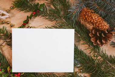 Kuru meyve, el işi kağıt, hediye kutusu, el yapımı Noel oyuncakları içeren kartpostal modeli.