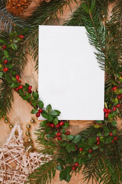 Kuru meyve, el işi kağıt, hediye kutusu, el yapımı Noel oyuncakları içeren kartpostal modeli.