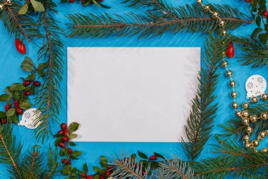 Kuru meyve, el işi kağıt, hediye kutusu, el yapımı Noel oyuncakları içeren kartpostal modeli.