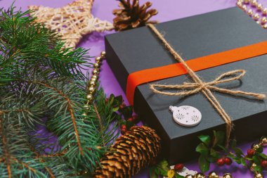 Kuru meyve, el işi kağıt, hediye kutusu, el yapımı Noel oyuncakları içeren kartpostal modeli.