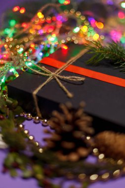 Kuru meyve, el işi kağıt, hediye kutusu, el yapımı Noel oyuncakları içeren kartpostal modeli.