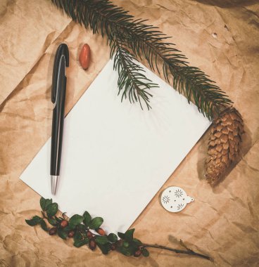 Kuru meyve, el işi kağıt, hediye kutusu, el yapımı Noel oyuncakları içeren kartpostal modeli.