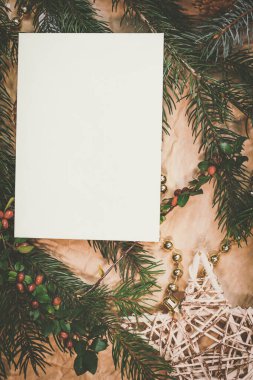 Kuru meyve, el işi kağıt, hediye kutusu, el yapımı Noel oyuncakları içeren kartpostal modeli.