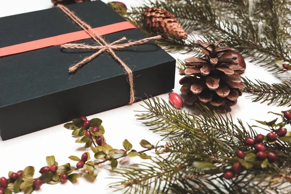 ドライフルーツ クラフト紙 ギフトボックス 手作りのクリスマスのおもちゃとポストカードのためのクリスマスモックアップ — ストック写真