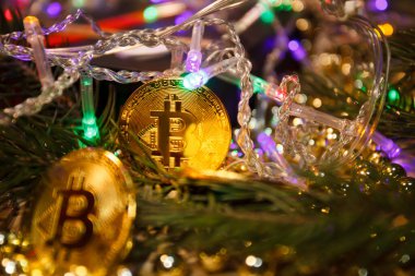 Noel bitcoin çelenkleri hediyeler ve köknar dalları