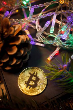 Noel bitcoin çelenkleri hediyeler ve köknar dalları