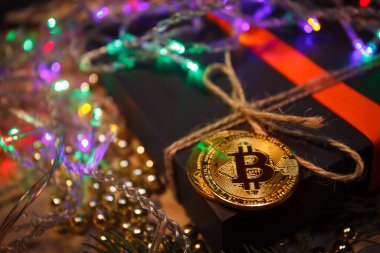 Noel bitcoin çelenkleri hediyeler ve köknar dalları