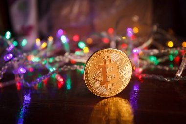 Noel bitcoin çelenkleri hediyeler ve köknar dalları