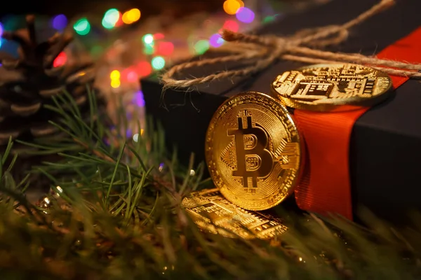 Noel bitcoin çelenkleri hediyeler ve köknar dalları