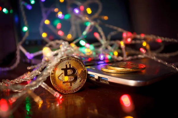 Noel bitcoin çelenkleri hediyeler ve köknar dalları