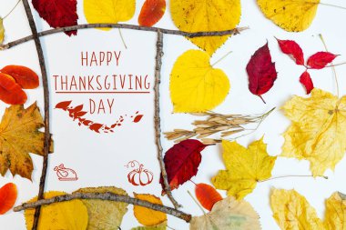 Şükran Günü maketi sarı yapraklı ve çerçeveli.