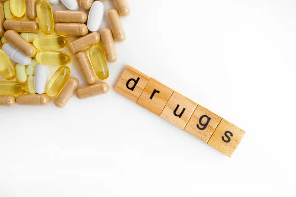 Надпись Drugs Деревянных Кубиках Белом Фоне Различных Таблеток — стоковое фото