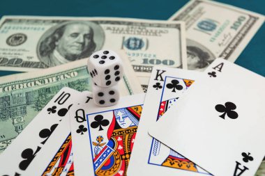 Chisinau, Moldova - 20. On iki. 2020 zar, kumarhane dolarları ve euro banknotlarıyla yeşil kumaş üzerinde kağıt oynamak. 