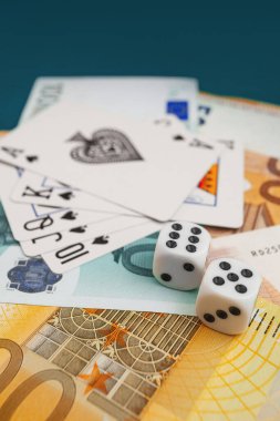 Chisinau, Moldova - 20. On iki. 2020 zar, kumarhane dolarları ve euro banknotlarıyla yeşil kumaş üzerinde kağıt oynamak. 