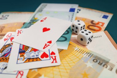 Chisinau, Moldova - 20. On iki. 2020 zar, kumarhane dolarları ve euro banknotlarıyla yeşil kumaş üzerinde kağıt oynamak. 