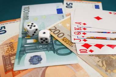 Chisinau, Moldova - 20. On iki. 2020 zar, kumarhane dolarları ve euro banknotlarıyla yeşil kumaş üzerinde kağıt oynamak. 