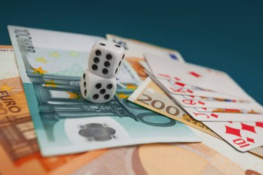 Chisinau, Moldova - 20. On iki. 2020 zar, kumarhane dolarları ve euro banknotlarıyla yeşil kumaş üzerinde kağıt oynamak. 