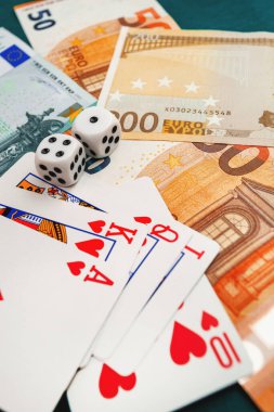 Chisinau, Moldova - 20. On iki. 2020 zar, kumarhane dolarları ve euro banknotlarıyla yeşil kumaş üzerinde kağıt oynamak. 