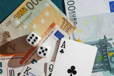 Chisinau, Moldova - 20. On iki. 2020 zar, kumarhane dolarları ve euro banknotlarıyla yeşil kumaş üzerinde kağıt oynamak. 