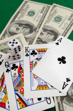 Chisinau, Moldova - 20. On iki. 2020 zar, kumarhane dolarları ve euro banknotlarıyla yeşil kumaş üzerinde kağıt oynamak. 