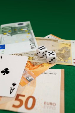 Chisinau, Moldova - 20. On iki. 2020 zar, kumarhane dolarları ve euro banknotlarıyla yeşil kumaş üzerinde kağıt oynamak. 