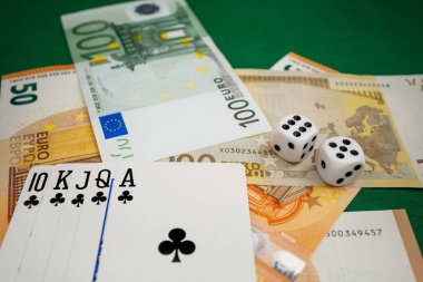 Chisinau, Moldova - 20. On iki. 2020 zar, kumarhane dolarları ve euro banknotlarıyla yeşil kumaş üzerinde kağıt oynamak. 