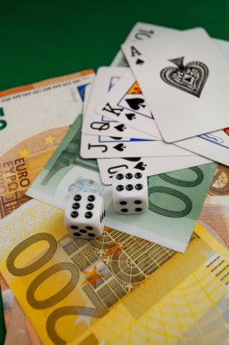 Chisinau, Moldova - 20. On iki. 2020 zar, kumarhane dolarları ve euro banknotlarıyla yeşil kumaş üzerinde kağıt oynamak. 