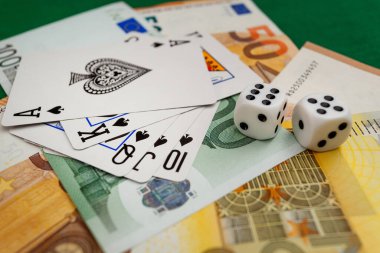 Chisinau, Moldova - 20. On iki. 2020 zar, kumarhane dolarları ve euro banknotlarıyla yeşil kumaş üzerinde kağıt oynamak. 