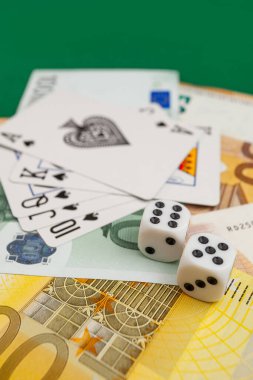 Chisinau, Moldova - 20. On iki. 2020 zar, kumarhane dolarları ve euro banknotlarıyla yeşil kumaş üzerinde kağıt oynamak. 