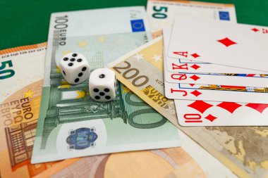 Chisinau, Moldova - 20. On iki. 2020 zar, kumarhane dolarları ve euro banknotlarıyla yeşil kumaş üzerinde kağıt oynamak. 