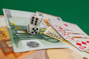 Chisinau, Moldova - 20. On iki. 2020 zar, kumarhane dolarları ve euro banknotlarıyla yeşil kumaş üzerinde kağıt oynamak. 