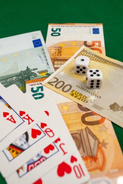 Chisinau, Moldova - 20. On iki. 2020 zar, kumarhane dolarları ve euro banknotlarıyla yeşil kumaş üzerinde kağıt oynamak. 