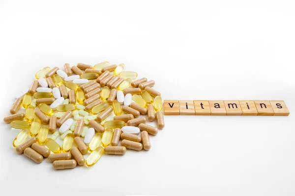 Vitamine Iscrizione Cubi Legno Uno Sfondo Bianco Diverse Pillole — Foto Stock