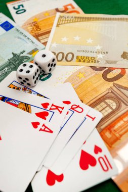 Chisinau, Moldova - 20. On iki. 2020 zar, kumarhane dolarları ve euro banknotlarıyla yeşil kumaş üzerinde kağıt oynamak. 