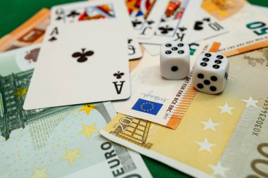 Chisinau, Moldova - 20. On iki. 2020 zar, kumarhane dolarları ve euro banknotlarıyla yeşil kumaş üzerinde kağıt oynamak. 