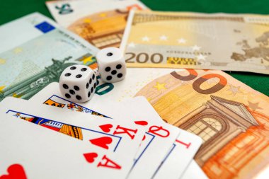 Chisinau, Moldova - 20. On iki. 2020 zar, kumarhane dolarları ve euro banknotlarıyla yeşil kumaş üzerinde kağıt oynamak. 