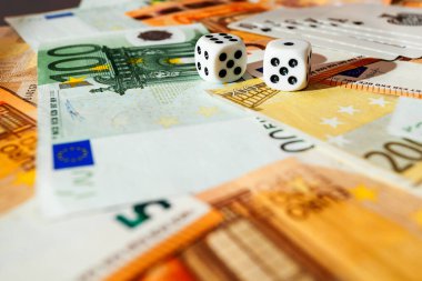 Chisinau, Moldova - 20. On iki. 2020 zar, kumarhane dolarları ve euro banknotlarıyla yeşil kumaş üzerinde kağıt oynamak. 