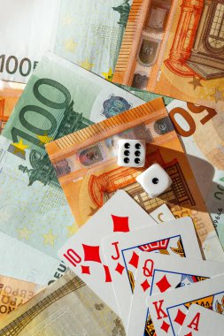 Chisinau, Moldova - 20. On iki. 2020 zar, kumarhane dolarları ve euro banknotlarıyla yeşil kumaş üzerinde kağıt oynamak. 