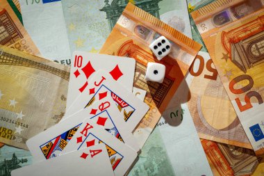 Chisinau, Moldova - 20. On iki. 2020 zar, kumarhane dolarları ve euro banknotlarıyla yeşil kumaş üzerinde kağıt oynamak. 