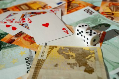 Chisinau, Moldova - 20. On iki. 2020 zar, kumarhane dolarları ve euro banknotlarıyla yeşil kumaş üzerinde kağıt oynamak. 