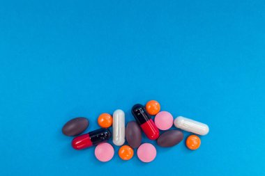 mavi arkaplanda çok renkli hap dokusu