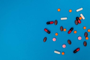 mavi arkaplanda çok renkli hap dokusu