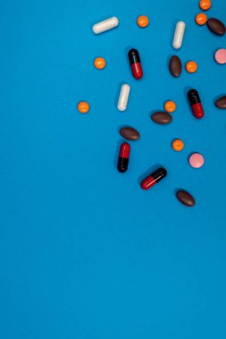 mavi arkaplanda çok renkli hap dokusu