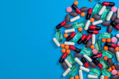 mavi arkaplanda çok renkli hap dokusu