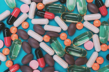 mavi arkaplanda çok renkli hap dokusu