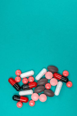 mavi arkaplanda çok renkli hap dokusu