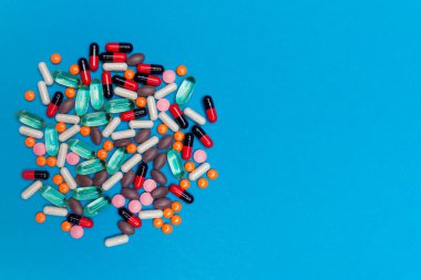 mavi arkaplanda çok renkli hap dokusu