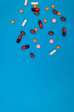 mavi arkaplanda çok renkli hap dokusu